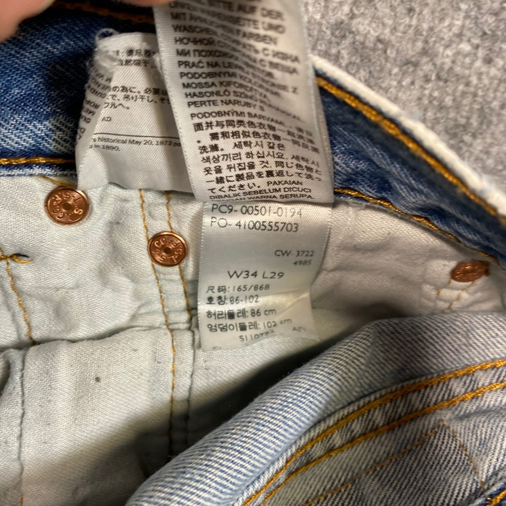 Levis 501 Original Fit Jeans Mens 34x29 Light Wash Distressed Button Fly Blue - Picture 8 of 9
